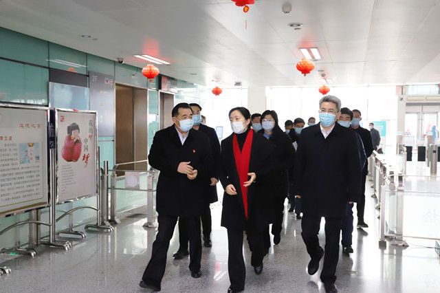 市領(lǐng)導(dǎo)至車站走訪慰問和疫情防控、保供應(yīng)保安全保暢通工作督查
